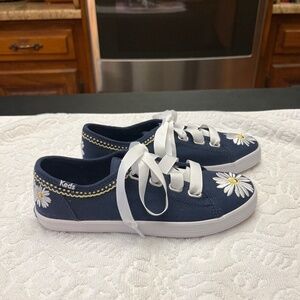 NWT/Box Girls KEDS Daisy Tennis Shoes.  Size 2.